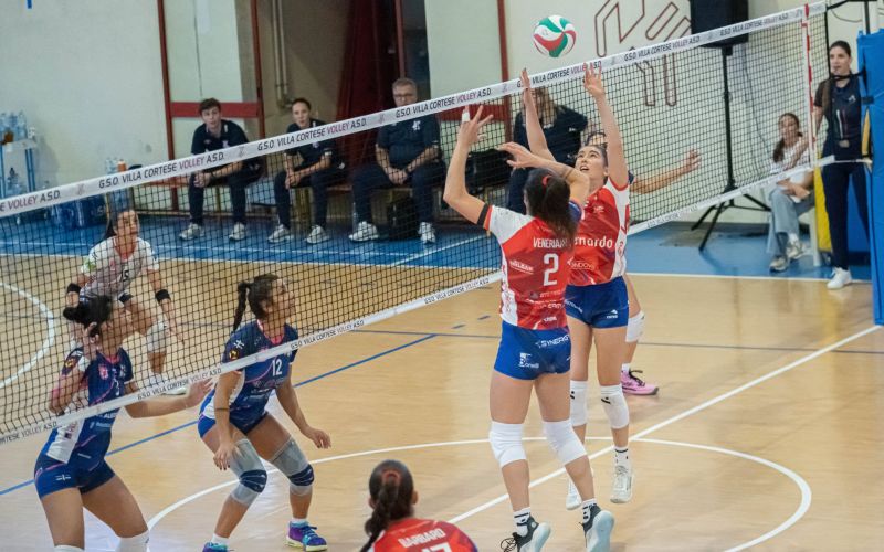Acqua S.Bernardo Mondovì Volley, la rimonta vincente a Villa Cortese vale i primi due punti